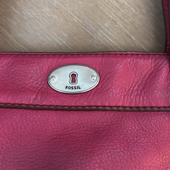 Fossil magenta all leather shoulder bag w/zip closure. Red interior. EUC. - Picture 3 of 10
